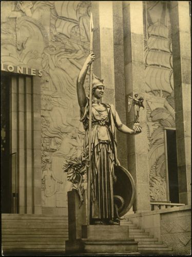 Statue d’Athéna de Léon-Ernest Drivier pour l’exposition coloniale de 1931, palais de la Porte Dorée, photographe anonyme. [1955]. Archives de Paris, 99W 173. 