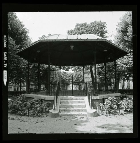 Photothèque de l’agence d’études d’architecture : square Vaugirard (15e arrondissement), kiosque à musique, 17 juillet 1978. Archives de Paris, 4122W 284.