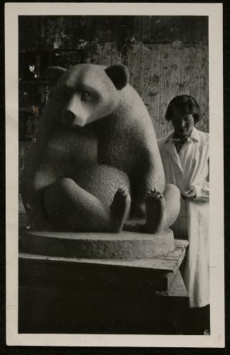 Administration communale, espaces verts et environnement : la sculptrice Anne Grimdalen au Petit Palais, 1954. Archives de Paris, 99W 176.