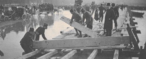 Les sapeurs du 2e génie venant d’Angers construisent un pont sur l’esplanade des Invalides, carte postale, 8Fi 11.