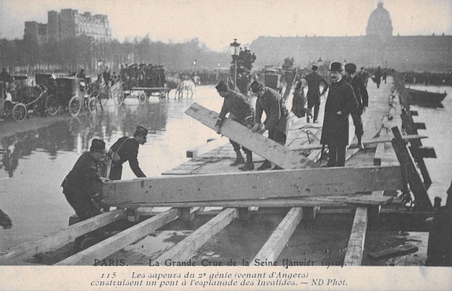 Les sapeurs du 2e gnie venant dAngers construisent un pont sur lesplanade des Invalides, carte postale, 8Fi 11.