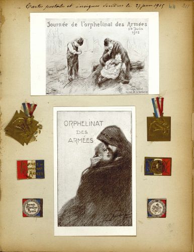 Ensemble d'insignes vendus et cartes postales pour " la journe de l'orphelinat des armes". V23S 1.