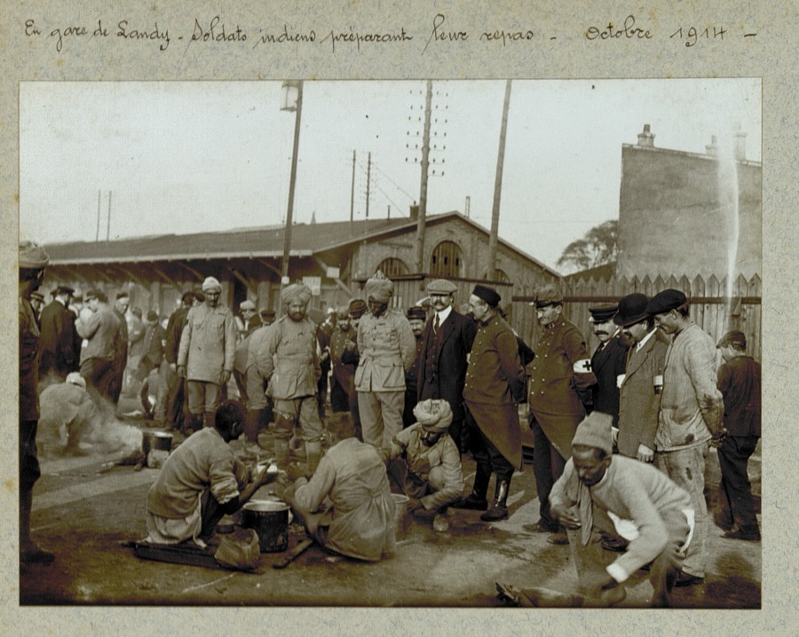 En gare du Landy. Soldats indiens prparant leur repas. 9Fi 8