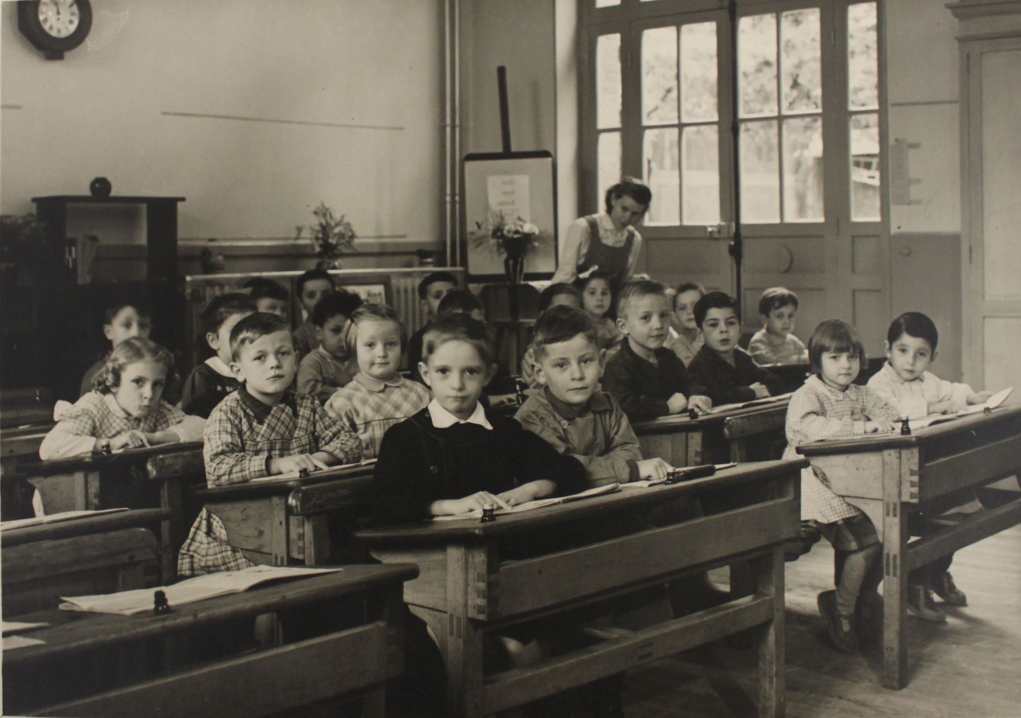 Ecole maternelle 34, rue Manin (19e) : enfants et institutrice, 1953-1954. Archives de Paris, 2657W 12.
