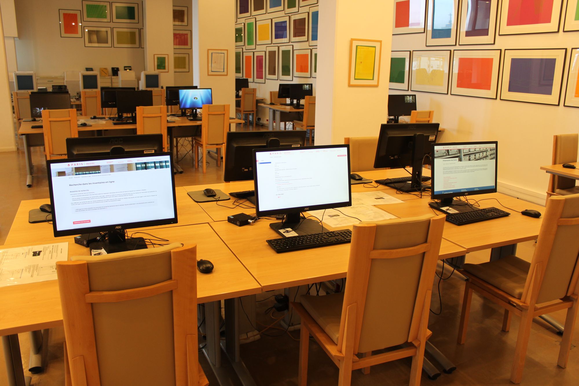 Salle de consultation des archives numérisées.