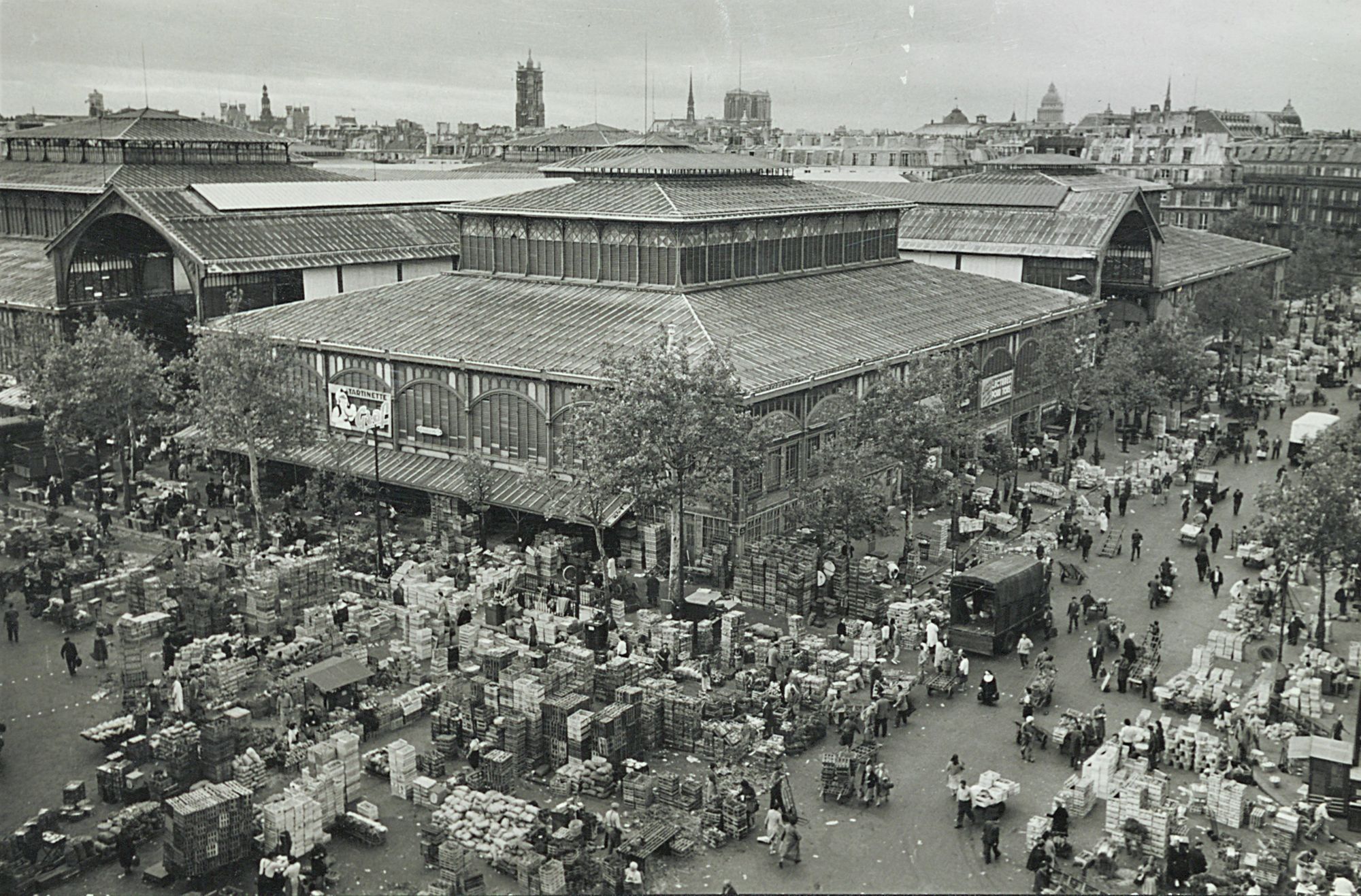 Les Halles dans la journée, 1969 (1514W 99).