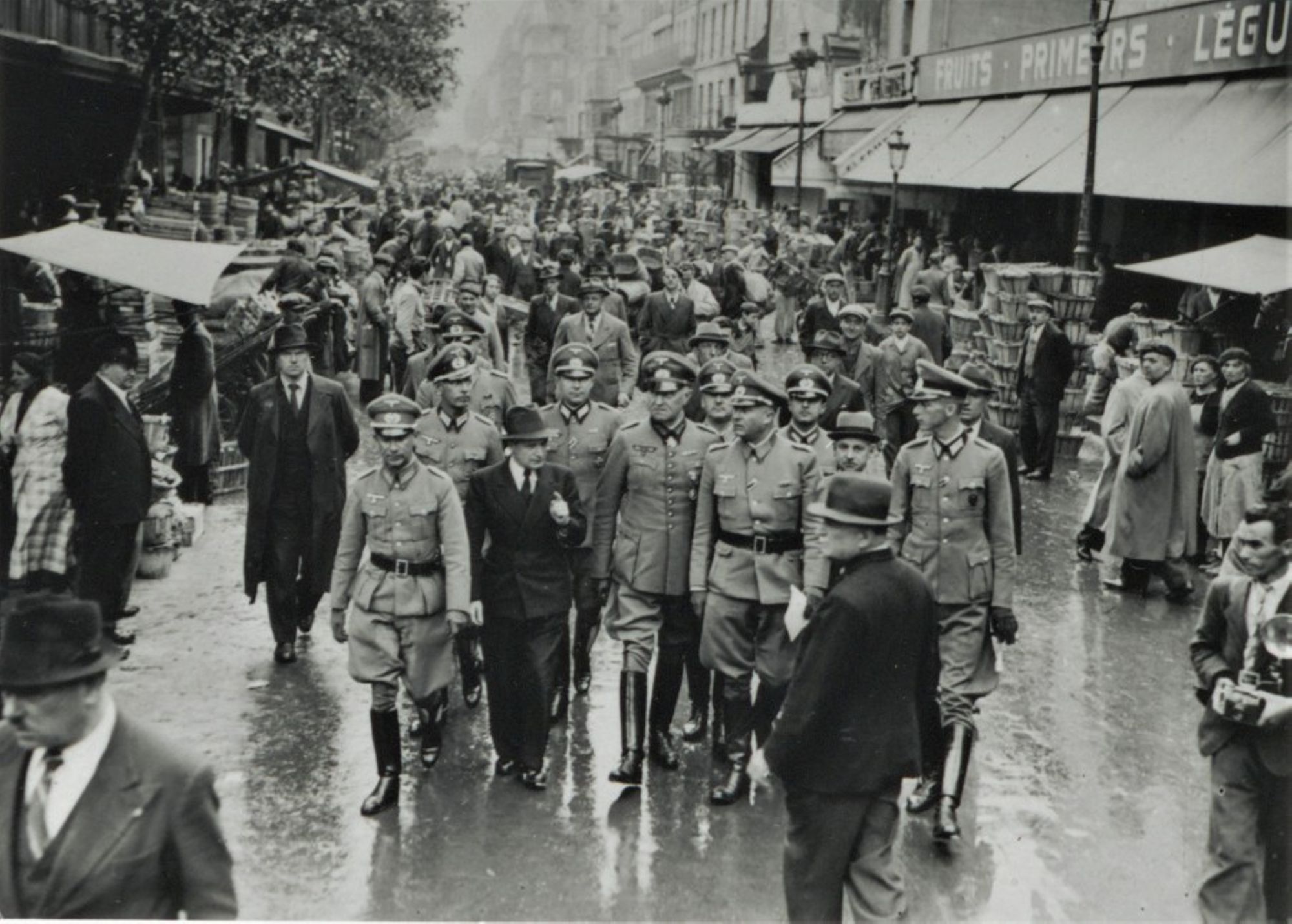 Le général Von Schaumburg, commandant du Gross Paris, le général Boemelburg, le docteur Fisher ont visité les Halles de Paris. Archives de Paris, 3599W 51. 