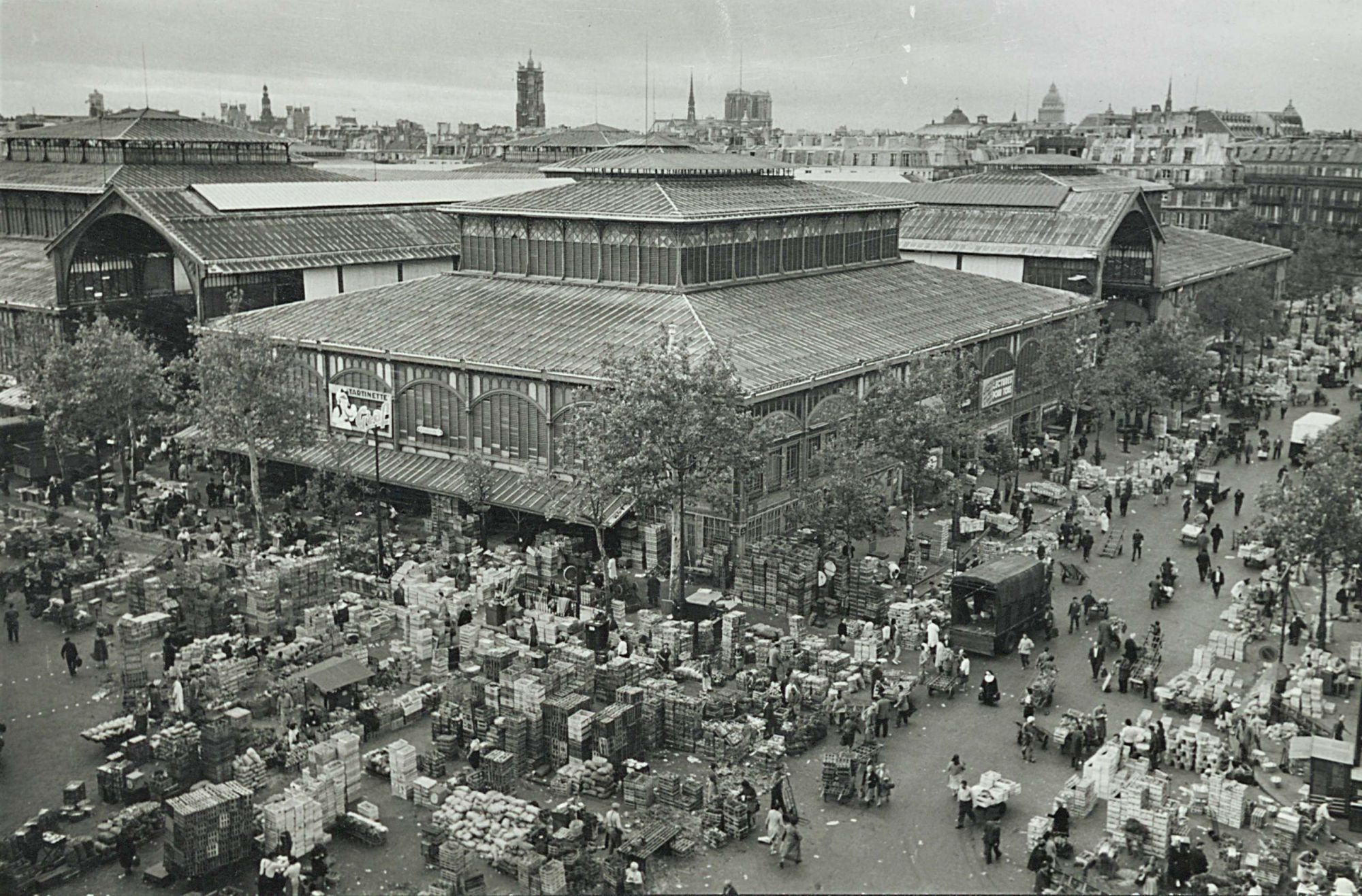 Les Halles de Paris : vie et transformations d'un espace économique (1135-1974)