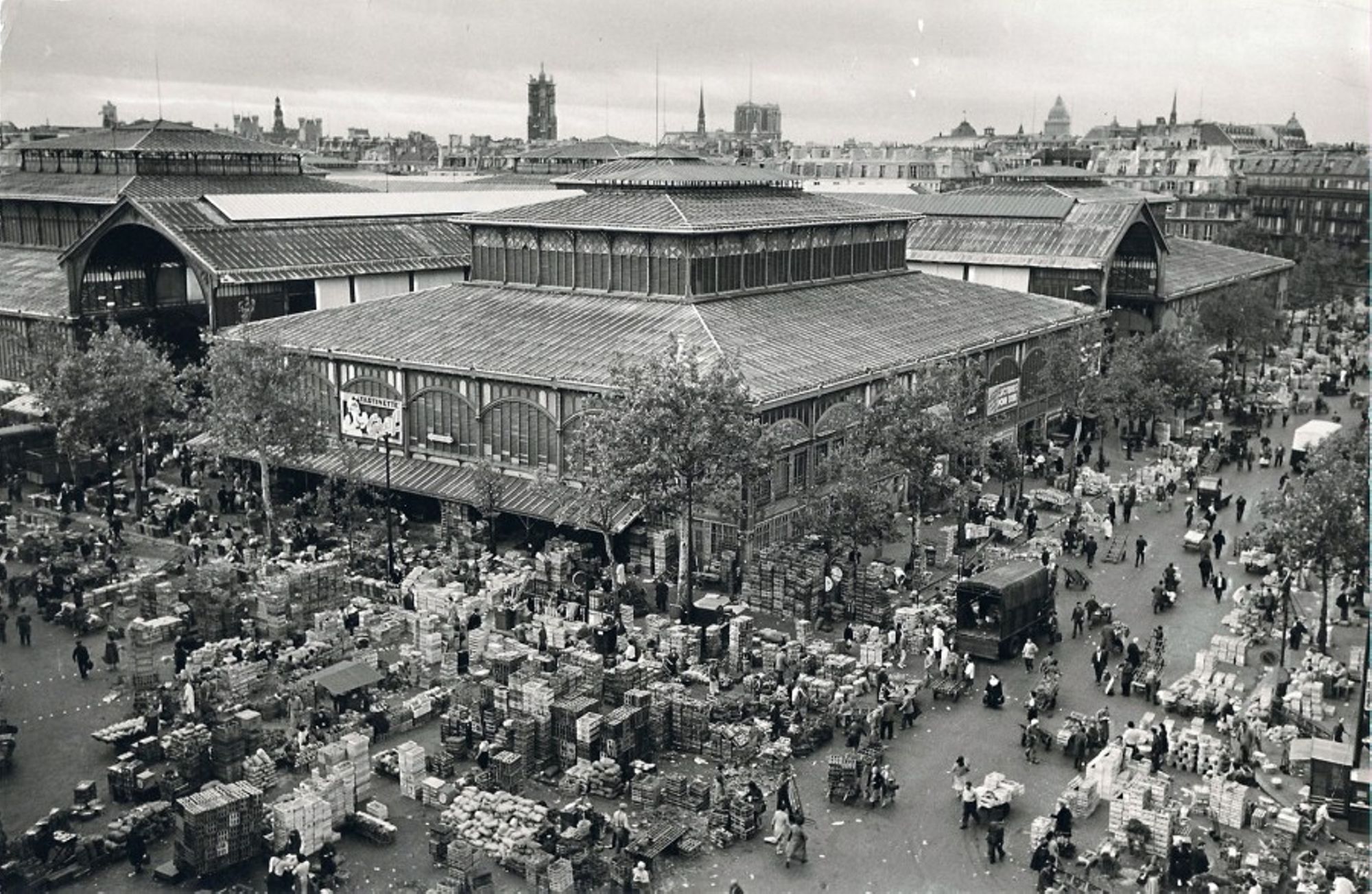 Les Halles de Paris en 1969. Archives de Paris, 1514W 89.