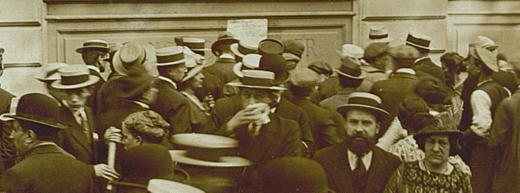 Parisiens devant l'ordre de mobilisation générale du 2 août 1914. Archives de Paris, 9Fi 8.