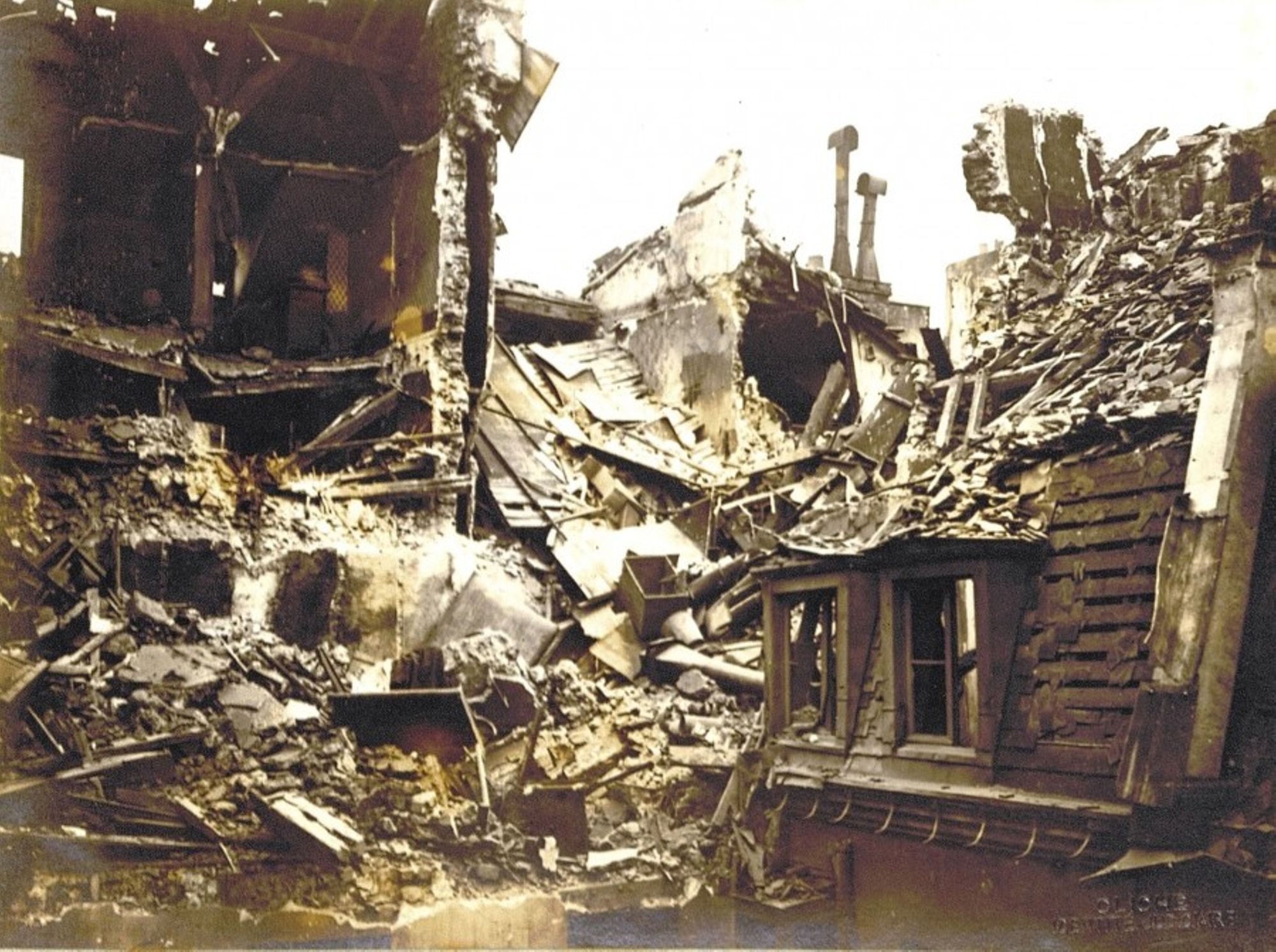 Bombardement aérien 5 rue Charlemagne, 1918. Archives de Paris 9Fi 9.